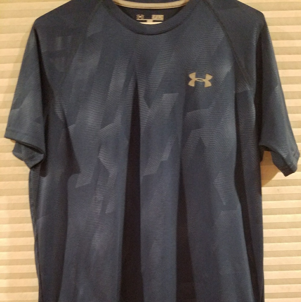 Mens under armour heat gear shirt.